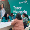 Foto que muestra cuatro personas hablando 