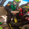 Bomberos de Bogotá durante rescate de niño que se encontraba atrapado bajo los escombros, en Venezuela. 