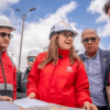 Foto que muestra un grupo de personas hablando con chaquetas rojas y casco blanco