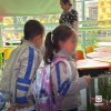 Foto que muestra tres estudiantes en un salón de clases 