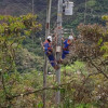 Foto que muestra dos personas con el uniforme de Enel Colombia 