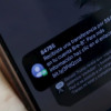 Mensaje de texto en celular: "Recibiste una transferencia por $847.000 en tu cuenta Bre-B. Para más información, haz clic en el enlace".