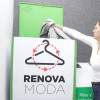 Persona deposita prenda en punto RenovaModa promoviendo economía circular y reciclaje textil en Bogotá