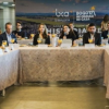 Imagen de varios secretarios y secretarias en un desayuno
