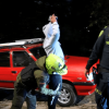 Policías requisando a una persona.