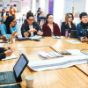 Jóvenes reunidos en una mesa.