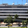 Foto que muestra un edificio blanco que corresponde a la fachada de la Secretaria de Educación