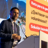 Miguel Silva hablando en un auditorio 