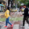 Imagen de varias personas cruzando una calle