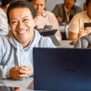 Dos mujeres frente a un computador portátil.