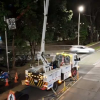 Foto que muestra un camión grúa con trabajadores de Enel Colombia