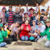 Grupo de personas participa en jornada comunitaria de educación ambiental en el humedal Tibanica de Bogotá, junto a la secretaria de Ambiente. Adriana Soto.
