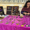 Una mujer artista vendiendo sus accesorios 