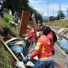 Funcionarios del Distrito durante jornada de recuperación en el Canal Los Ángeles de Engativá.