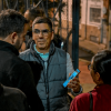 Alcalde Mayor de Bogotá, Carlos Fernando Galán, durante su recorrido de Gabinete al Barrio en Chapinero, hablando con un ciudadano.