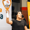 Mujer con una pancarta dando información sobre la trata de mujeres, desde la Red Activa.