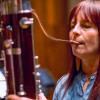 Mujer tocando un instrumento de viento.