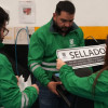 Personal de entidades distritales realiza procedimiento de control ambiental en establecimiento. Una funcionaria sostiene aviso con texto que dice “SELLADO”, mientras otros funcionarios participan en la diligencia de inspección y cierre.