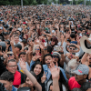 Multitud asiste a concierto masivo al aire libre en Bogotá con miles de asistentes reunidos frente al escenario principal.