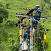 Foto que muestra dos personas con el uniforme de Enel Colombia realizando labores en una antena de energía 