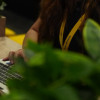 Foto que muestra una persona escribiendo en un computador