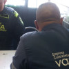 Foto que muestra un policia y una persona con una chaqueta de Vanti 