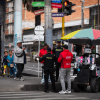 Policías y gestores de Convivencia inspeccionando un puesto de venta ambulante.