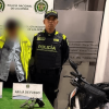 Capturado policía falso, junto al arma y la moto incautadas, en medio de dos policías reales.