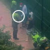 Imagen de una cámara de videovigilancia en la que se ve a dos policías realizando un registro a dos hombres.