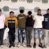 Seis capturados en medio de dos policías. 