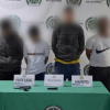 Cuatro capturados en medio de dos policías.