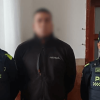Hombre capturado por hacer 'cambiazos' de tarjetas, en medio de dos uniformados.