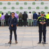 Secretario César Restrepo y coronel de la Policía Jhon Fredy Zambrano, con los delincuentes capturados en segundo plano.