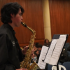 Foto de un joven tocando un instrumento musical
