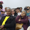 Foto de un grupo de adultos mayores en un auditorio 