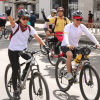 Ciclistas recorren la Ciclovía de Bogotá por una avenida del centro de la ciudad durante jornada recreativa.