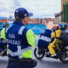 Foto de un agente de tránsito en una vía de Bogotá.