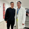 Foto de un doctor y su paciente en Bogotá