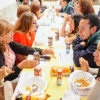 Imagen de varias personas compartiendo la mesa durante el almuerzo
