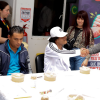 Imagen de varias personas hablando mientras comen