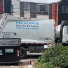 Foto que muestra un camión recolector de basura 