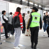 Gestores de convivencia y vigilantes en las estaciones de TransMilenio