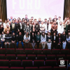 Foto que muestra un grupo de personas reunidas en un auditorio