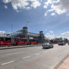 Foto de una vía de Bogotá donde se un TransMilenio junto a carros 