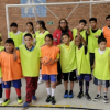 Imagen de niños y niñas en un entrenamiento de fútbol de salón