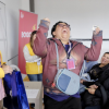 Imagen de una señora celebrando