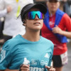 Mujer participando en la media maratón de Bogotá 