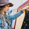 Imagen de mujer mirando un vestido en carpas de emprendimientos 