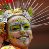 Primer plano de artista con maquillaje artístico inspirado en la cultura mexicana con tocado floral durante una presentación cultural del lanzamiento del Festival de Verano 2026 en Bogotá.