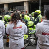 Gestores de Diálogo mirando a policías.